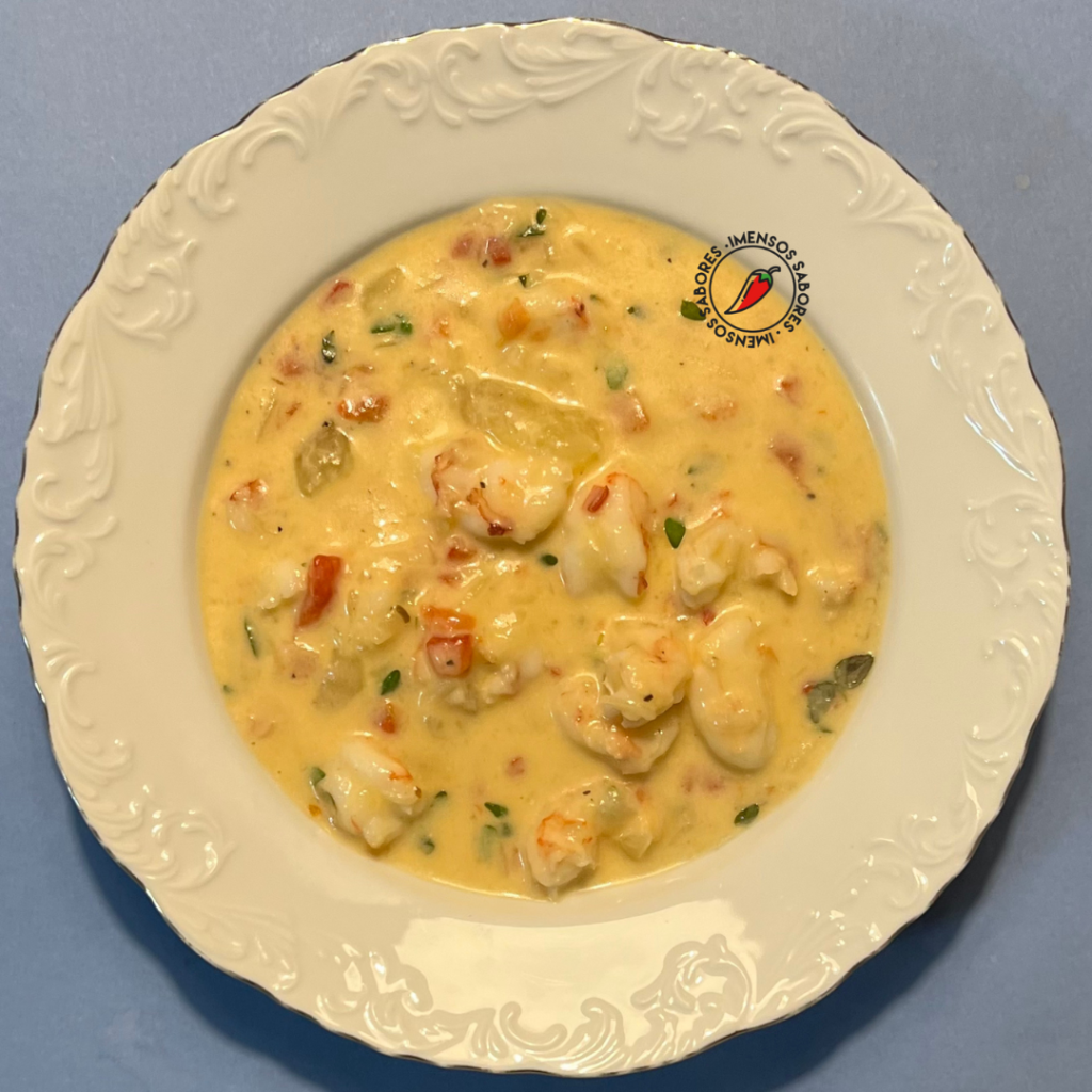 Sopa de mandioca com leite de coco e camarão