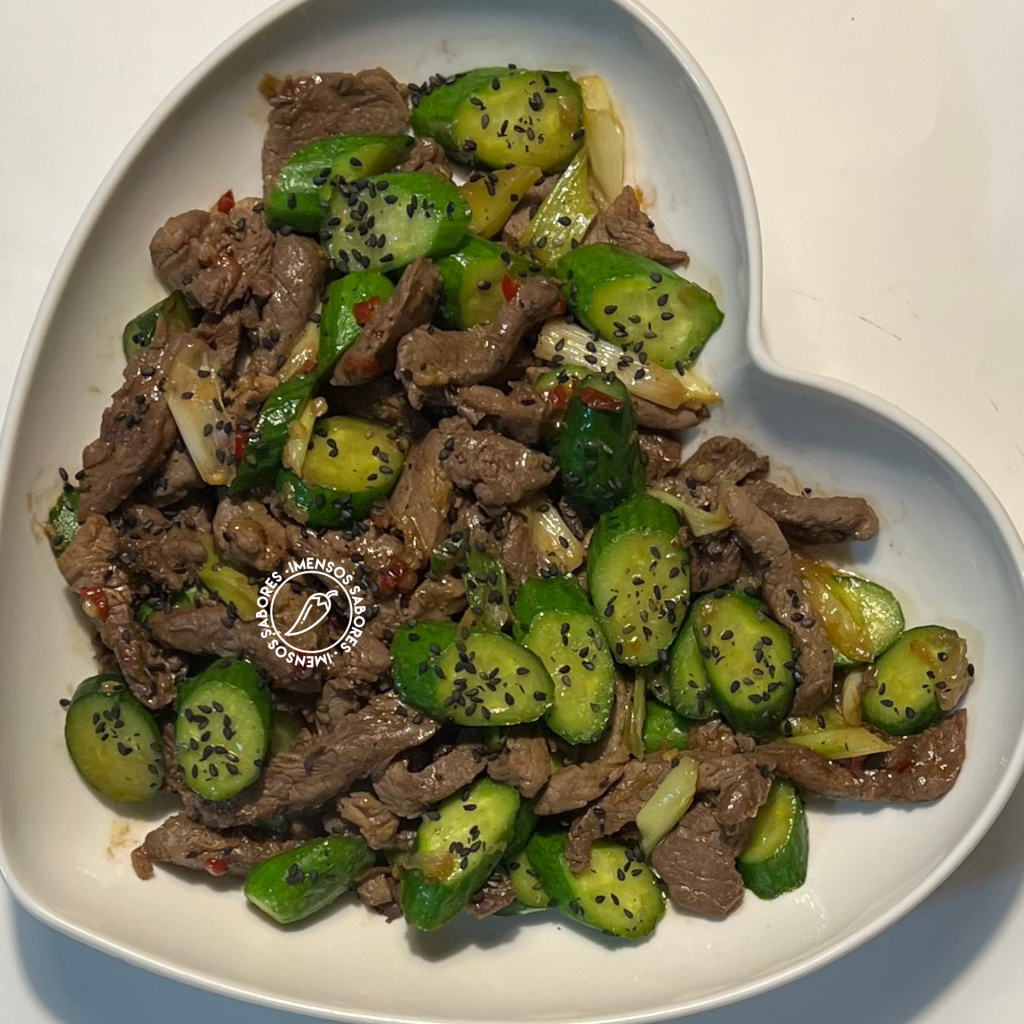 Carne bovina com pepino à coreana