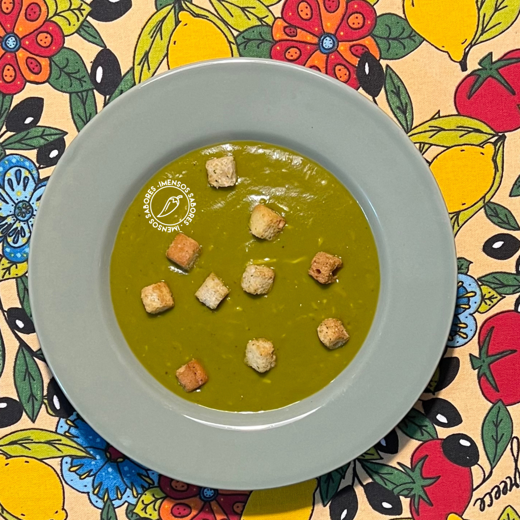 Sopa cremosa de batata-doce com espinafre