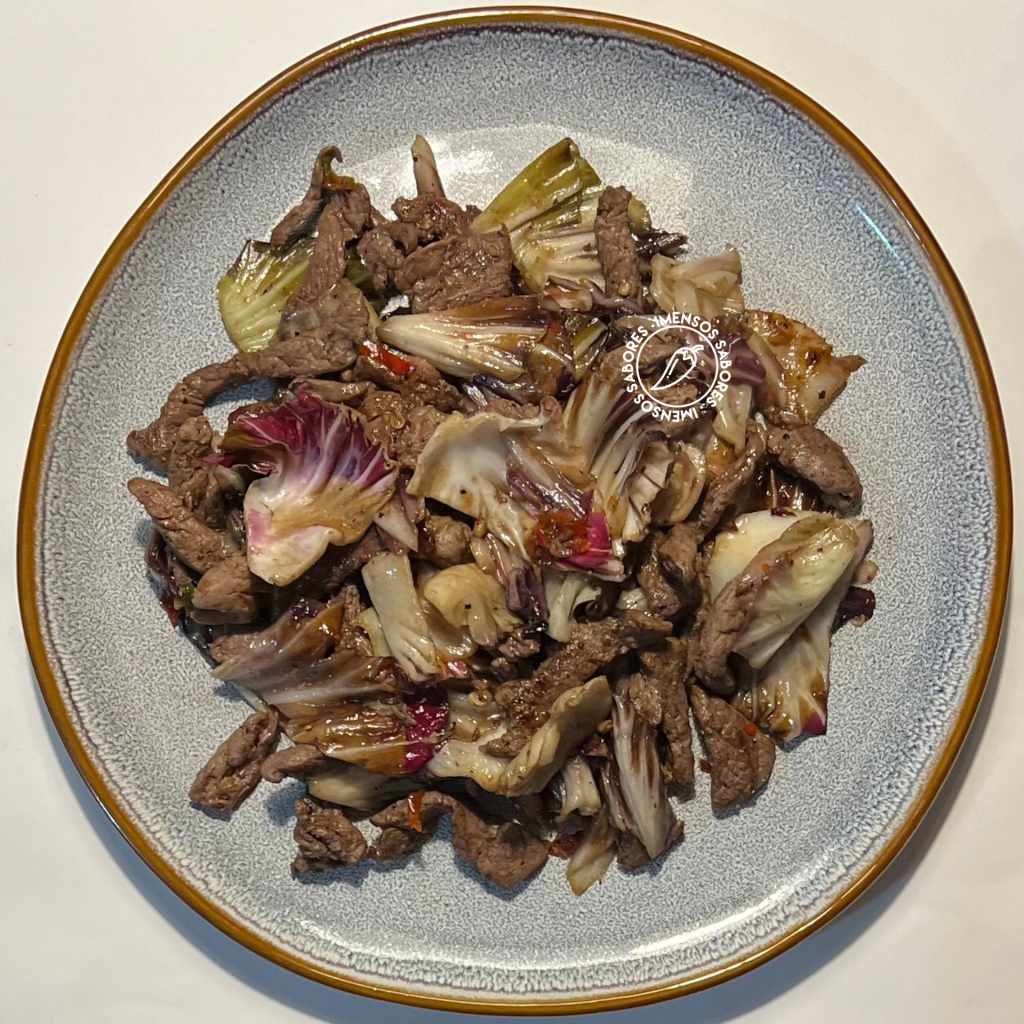 Tiras de carne com radicchio