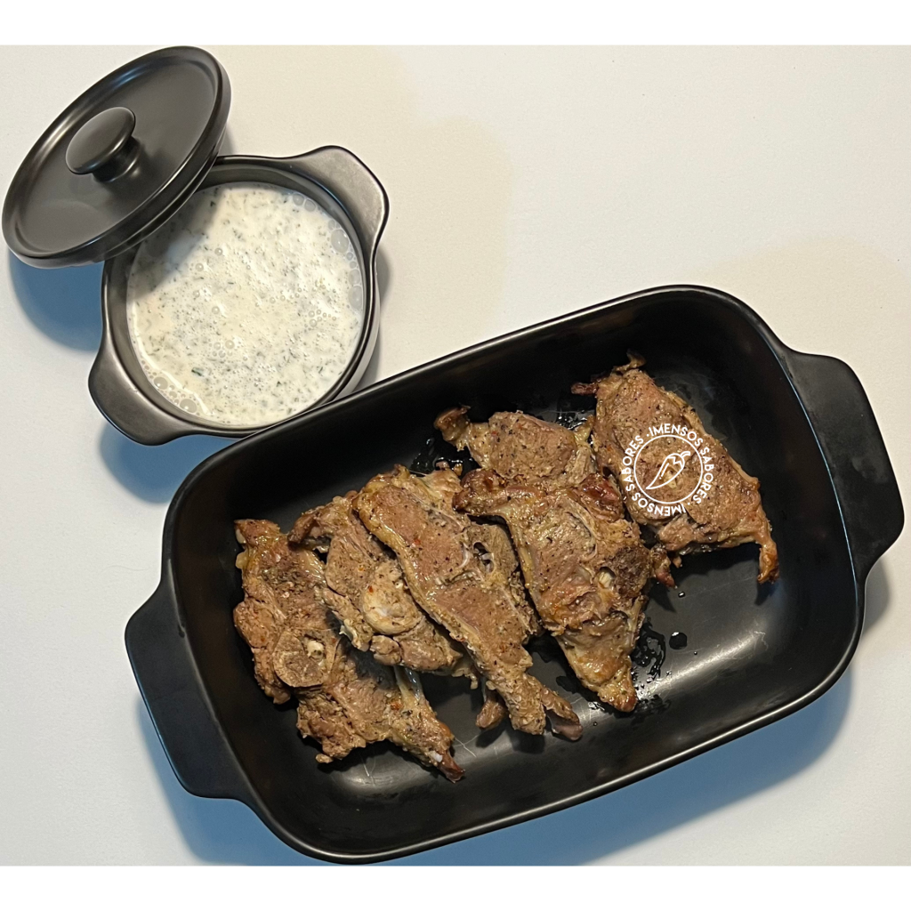 Costeleta de cordeiro com tempero thai caseiro e molho de hortelã com coco