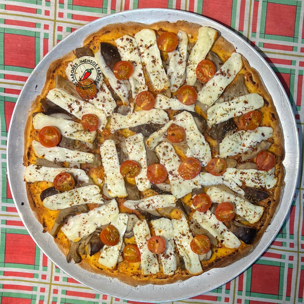 Pizza de cogumelos com tomate cereja e queijo halloumi