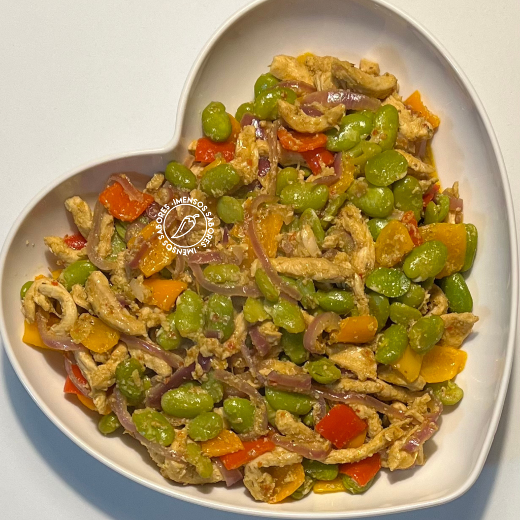 Tiras de frango picantes com favas e mini pimentos