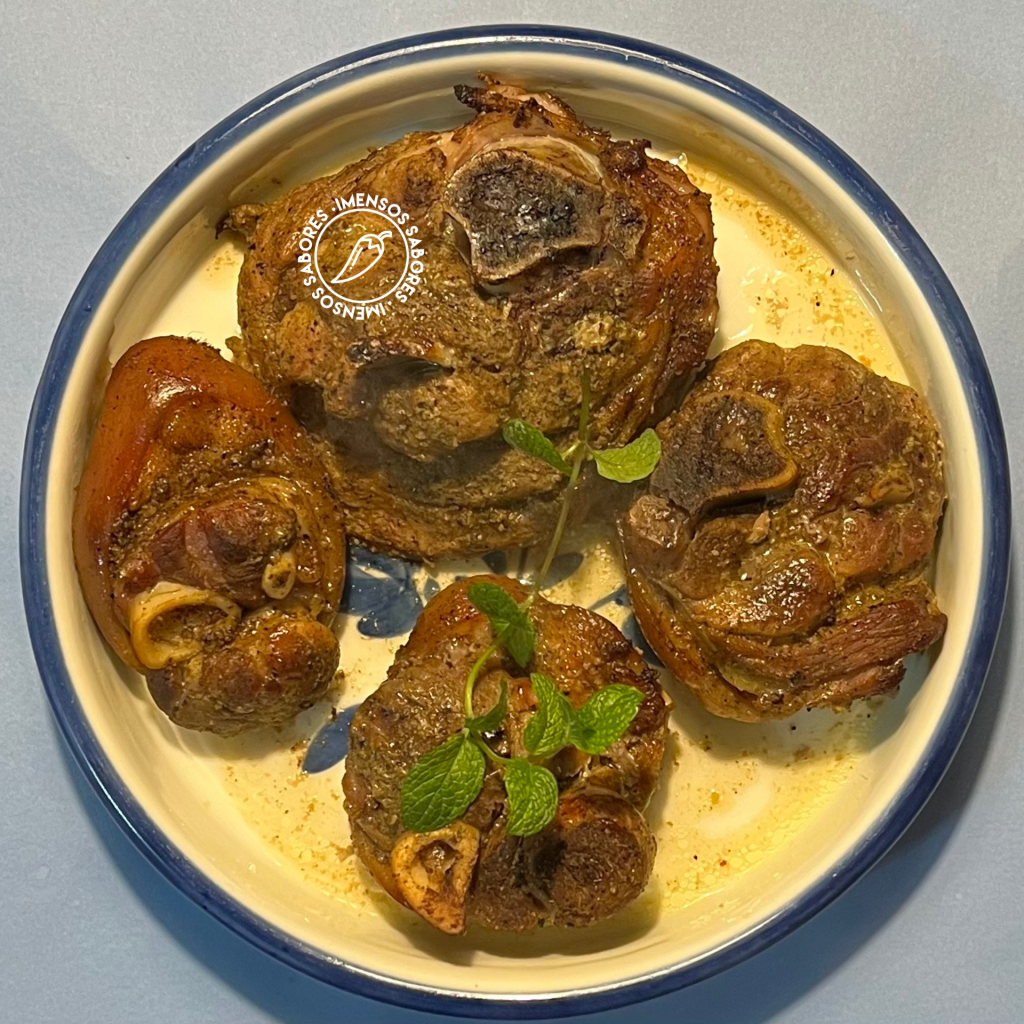 Ossobuco (chambaril) suíno com tempero thai caseiro