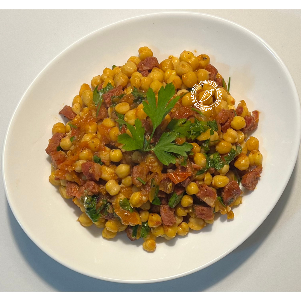 Grão-de-bico com chouriço e tomate
