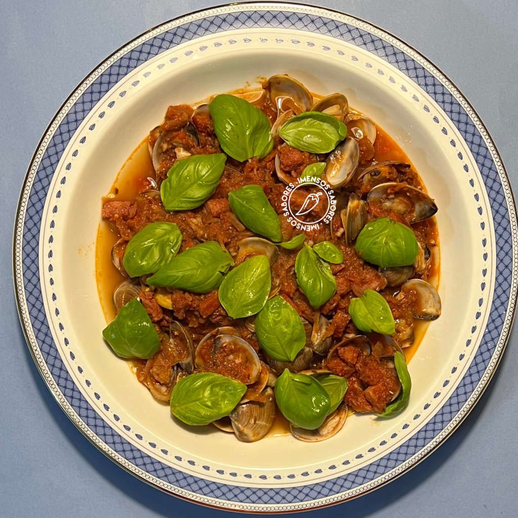 Guisado de chouriço com tomate e amêijoas