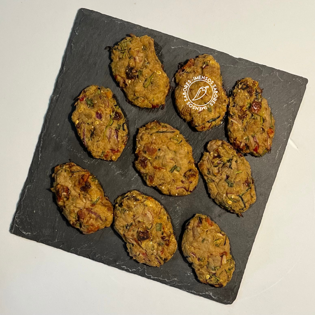 Pataniscas assadas de atum com abobrinha e farinha de grão-de-bico