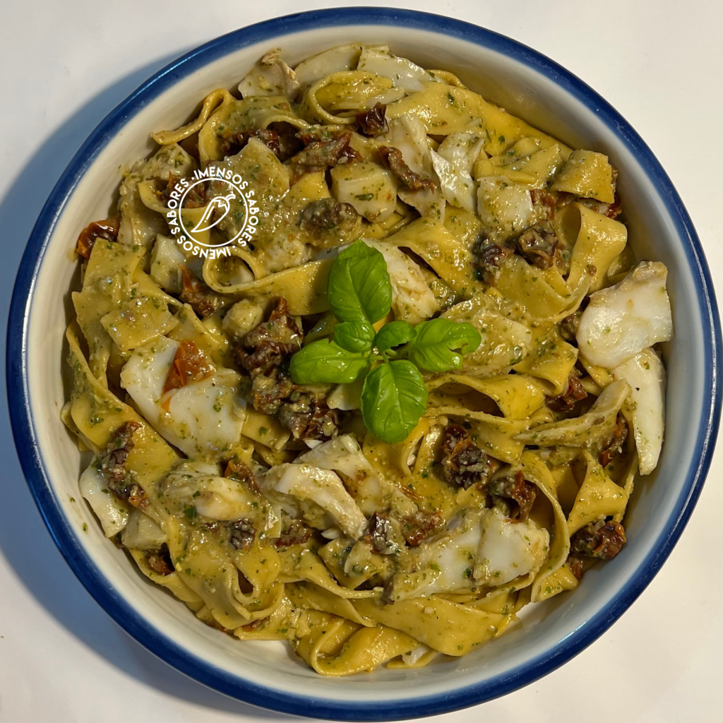 Tagliatelle de massa caseira e bacalhau ao pesto com tomate seco