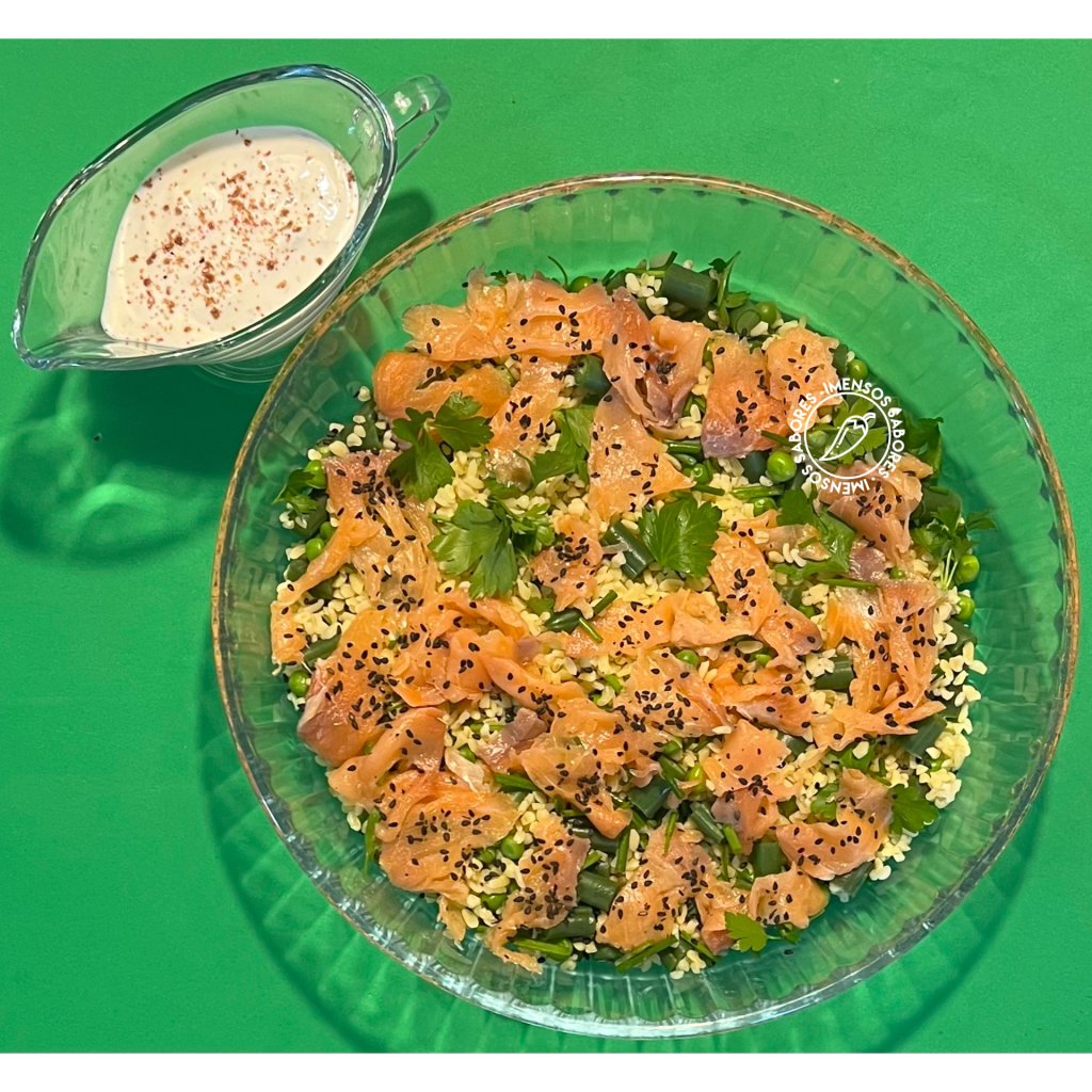 Bulgur com legumes e salmão defumado