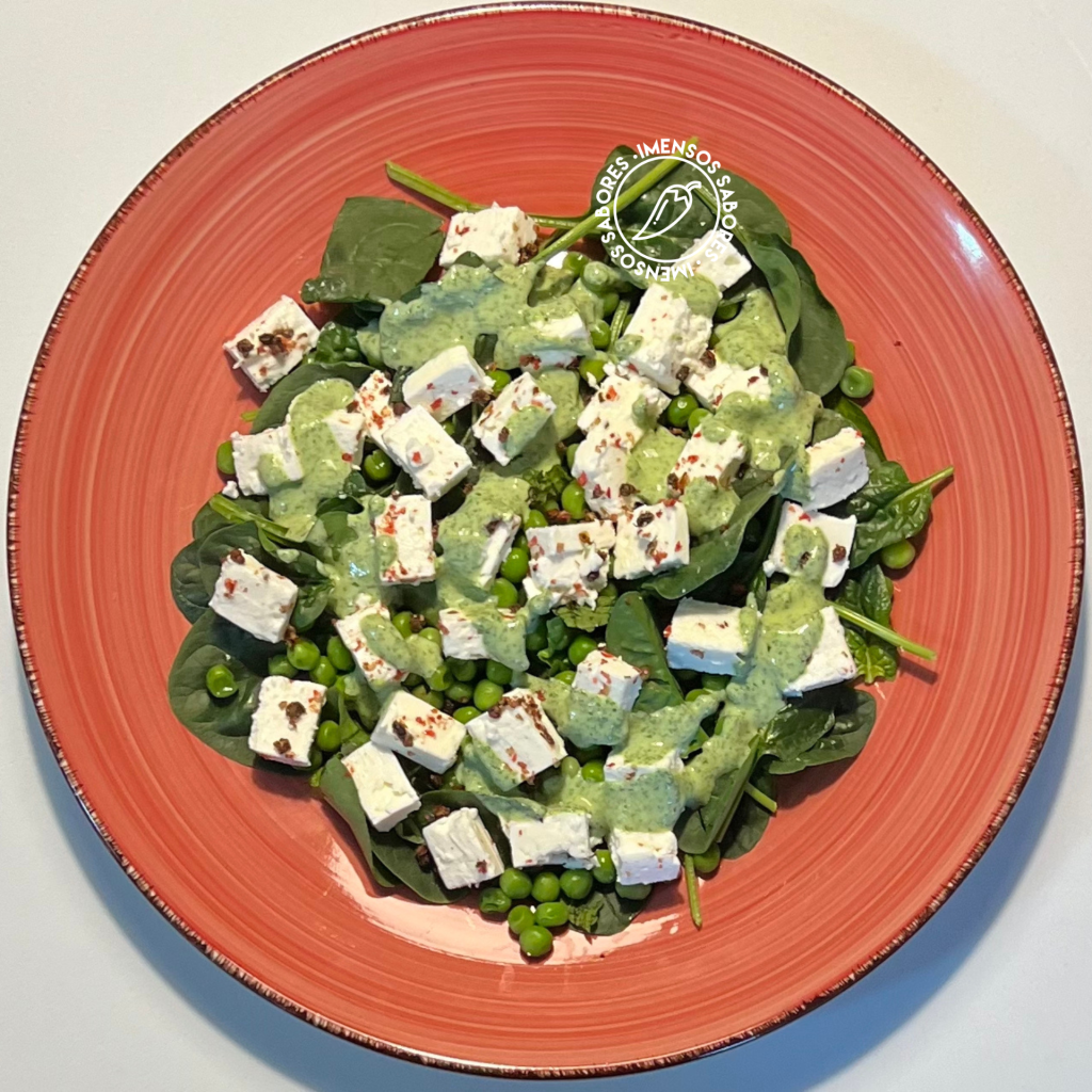 Salada de ervilhas com espinafres e queijo feta