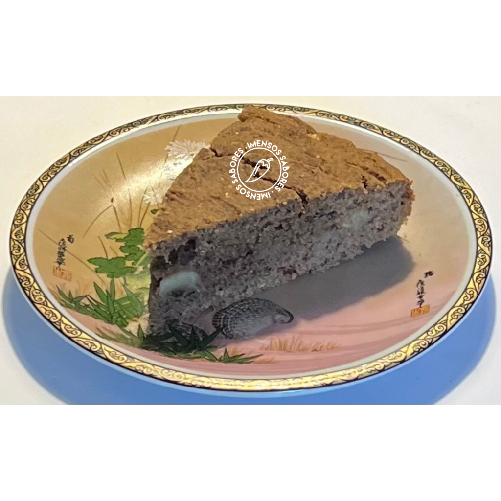 Bolo integral de banana com casca e mirtilos (arandos)