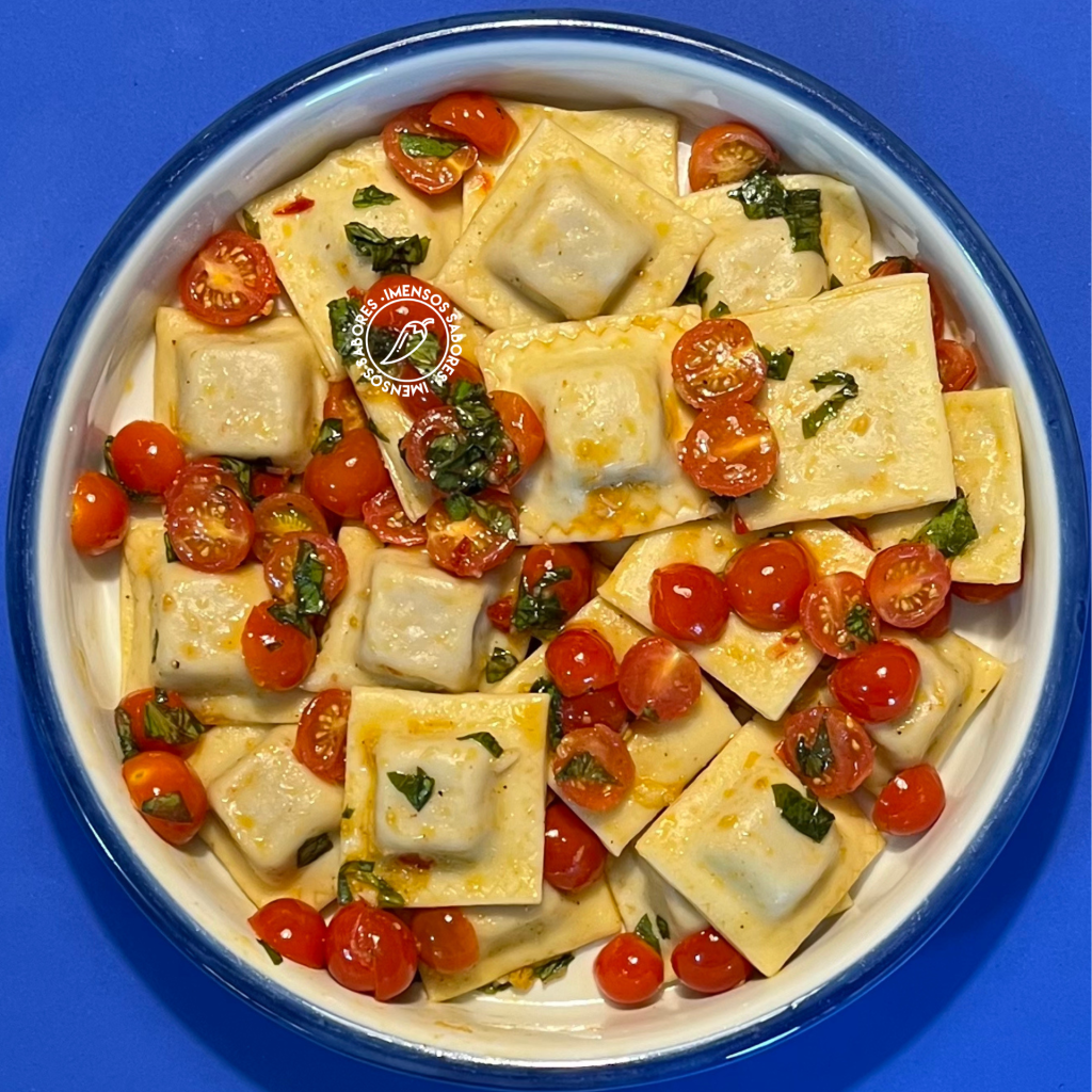Ravioli de linguiça com molho de tomate cereja