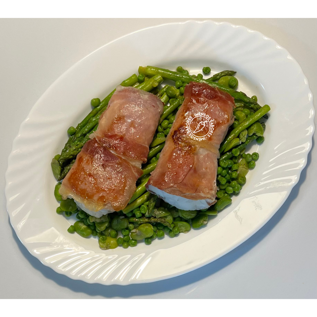 Peixe fresco com Jamón Serrano e legumes verdes