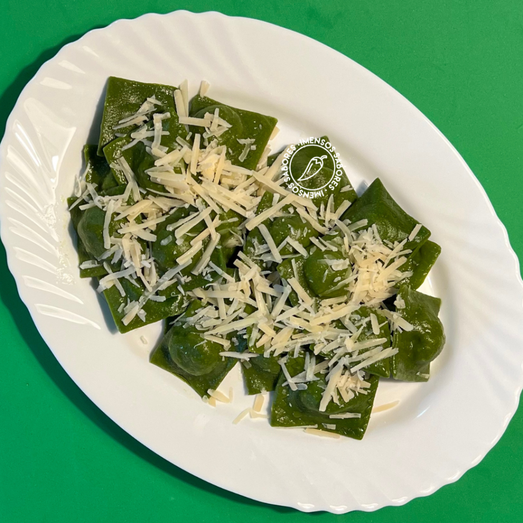 Ravioli com massa de espinafre e recheio de frango