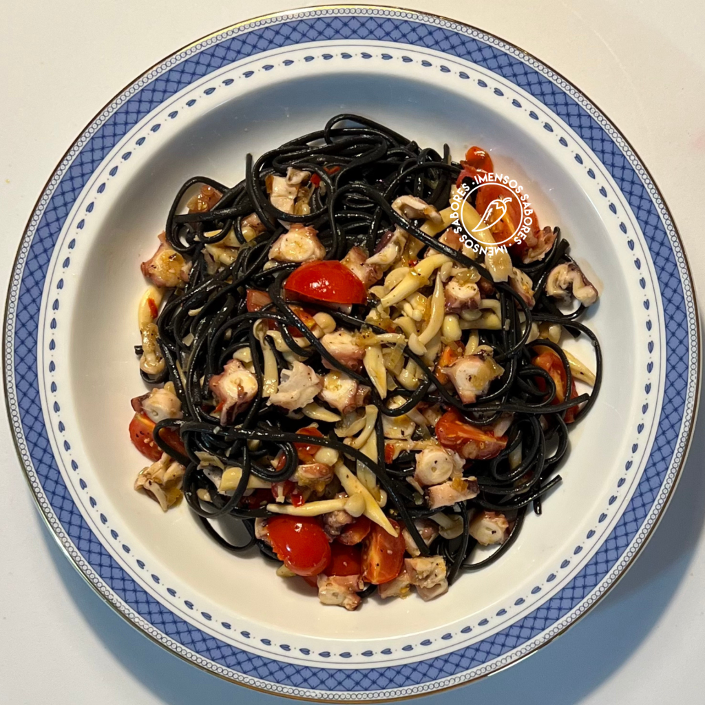 Linguine nero di seppia com polvo e cogumelos