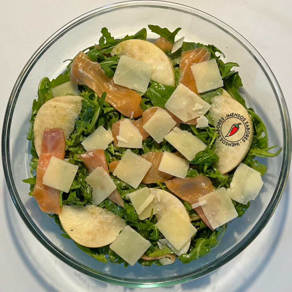 Salada de rúcula com salmão defumado, pera e queijo pecorino