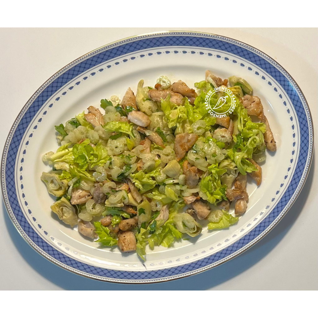 Salada de frango com aipo e alcachofra