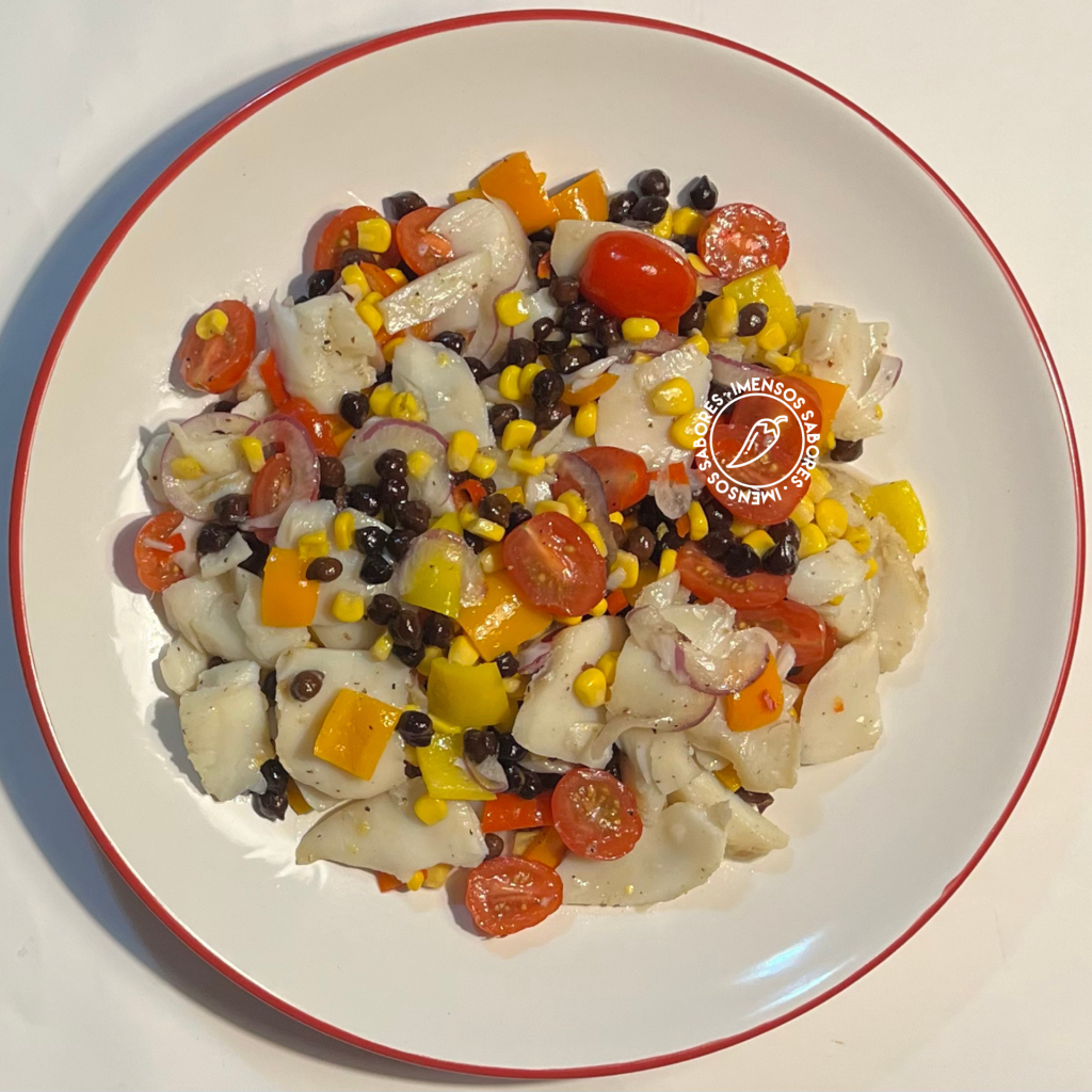 Salada de bacalhau com grão-de-bico-preto, milho e tomates minis