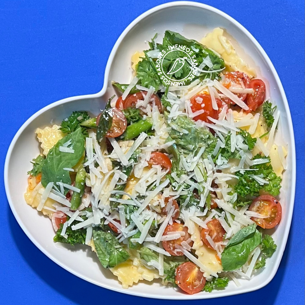 Ravioli de queijo cottage com tomate e aspargo