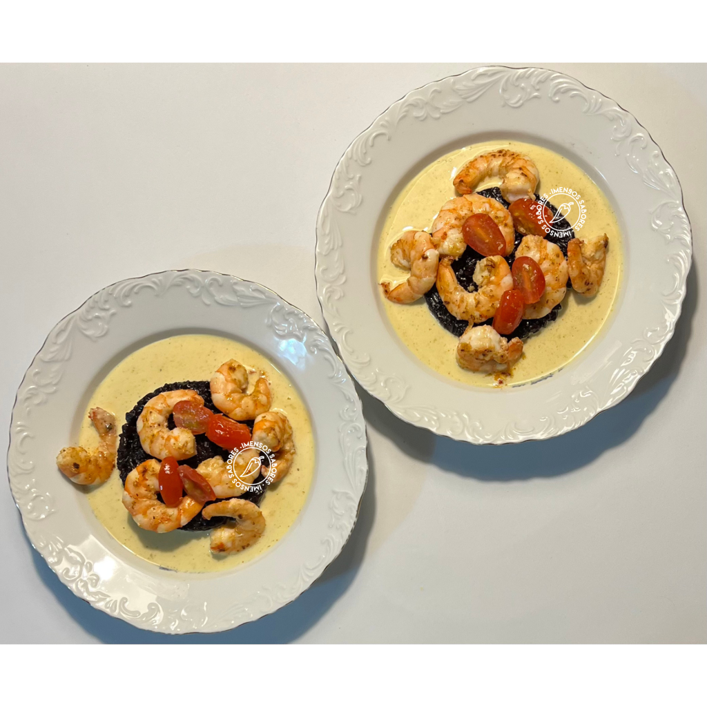 Caril de camarão com arroz negro (selvagem)