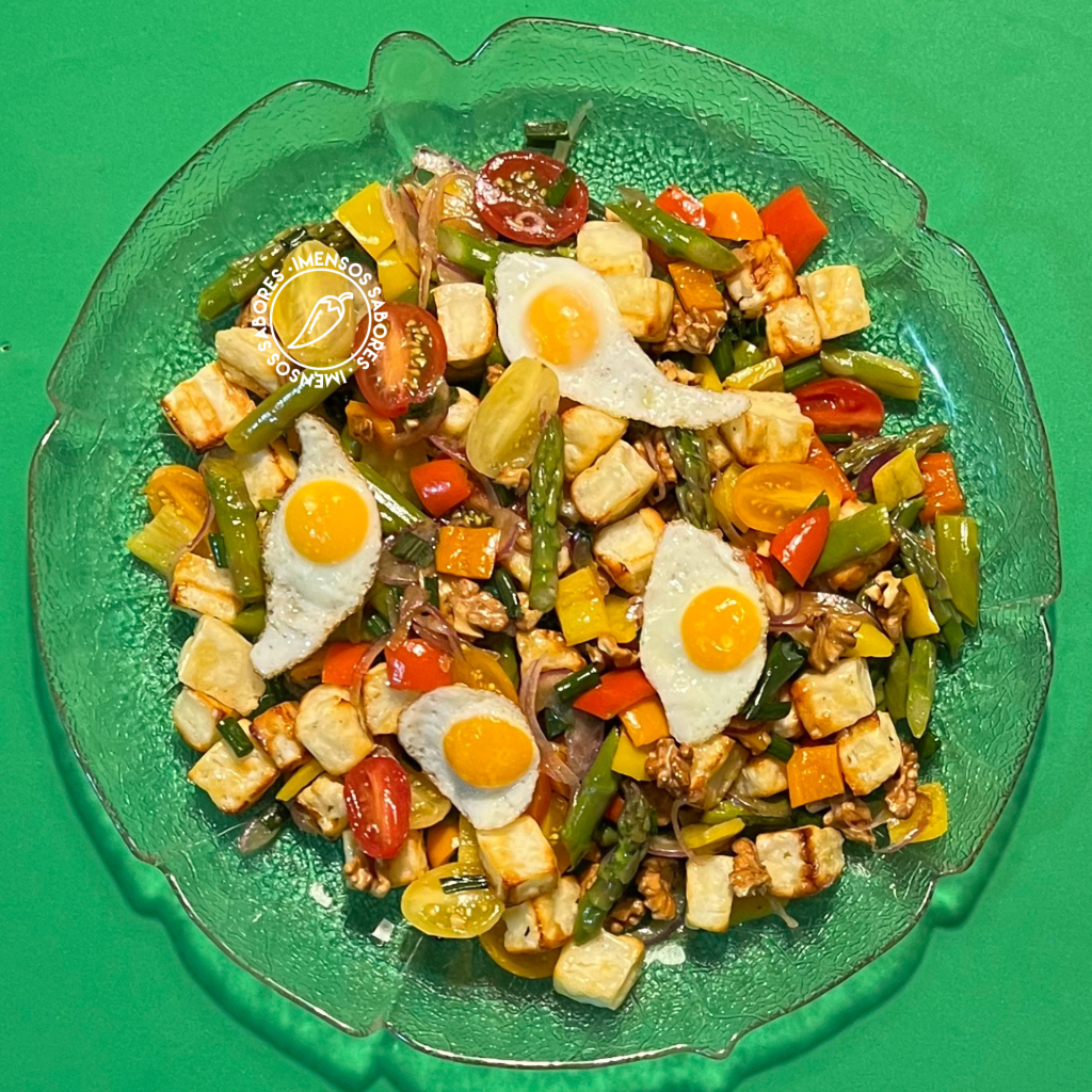 Salada de aspargos com queijo halloumi e ovos de codorna