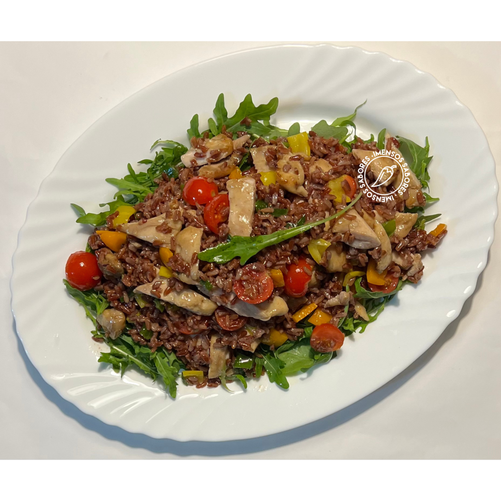 Salada de frango grelhado com arroz vermelho