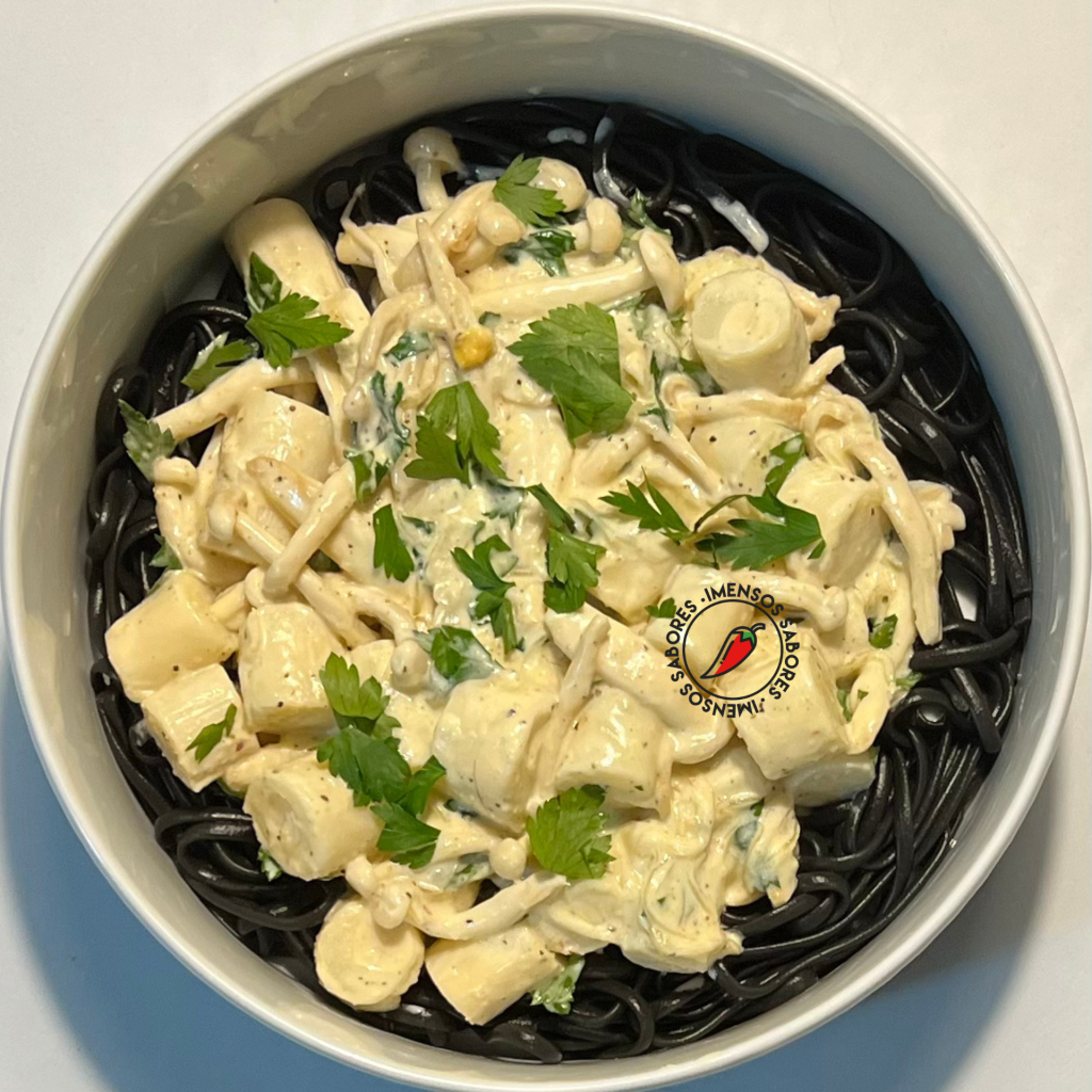 Linguine al nero di seppia com strogonoff de palmito