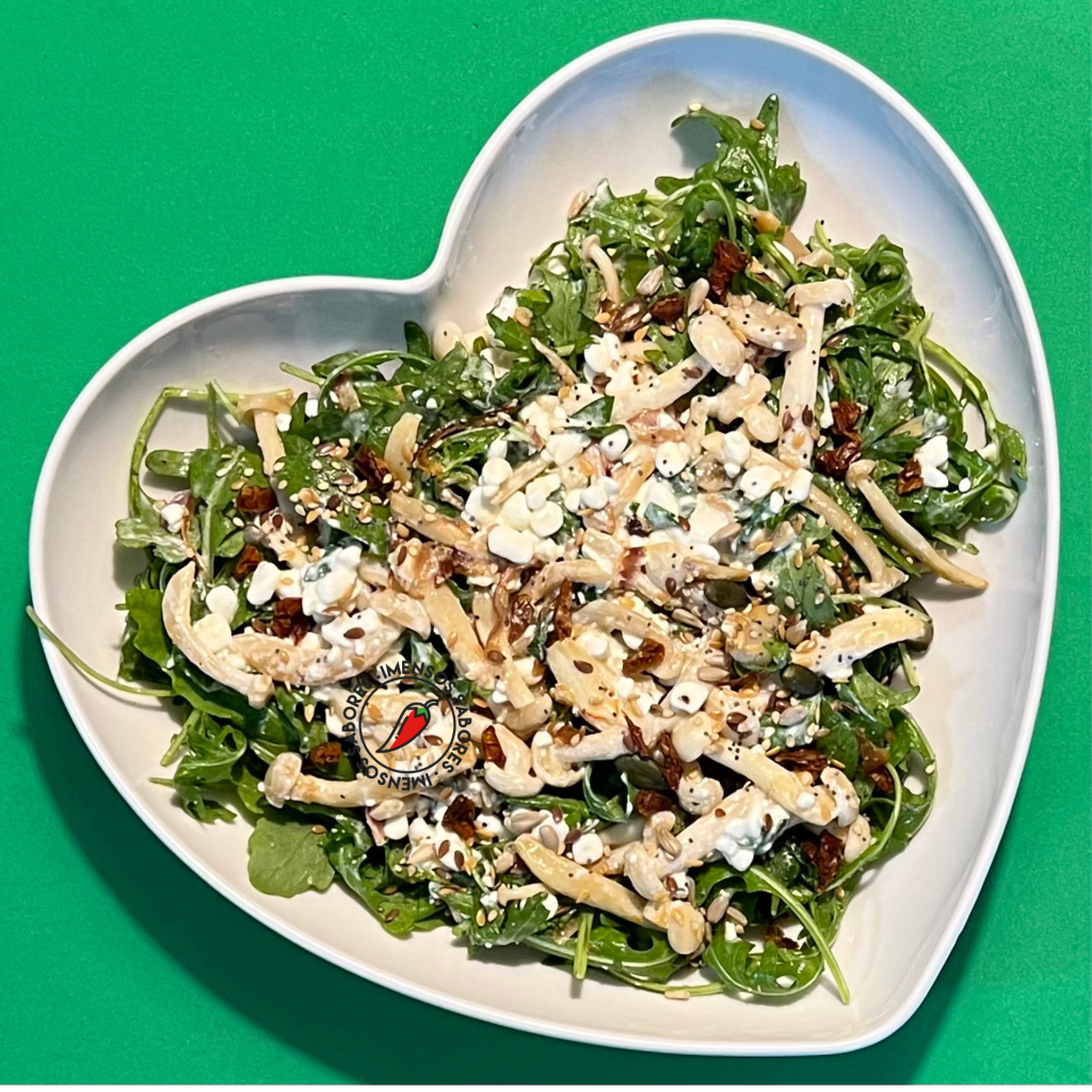 Cogumelos salteados com rúcula e queijo cottage