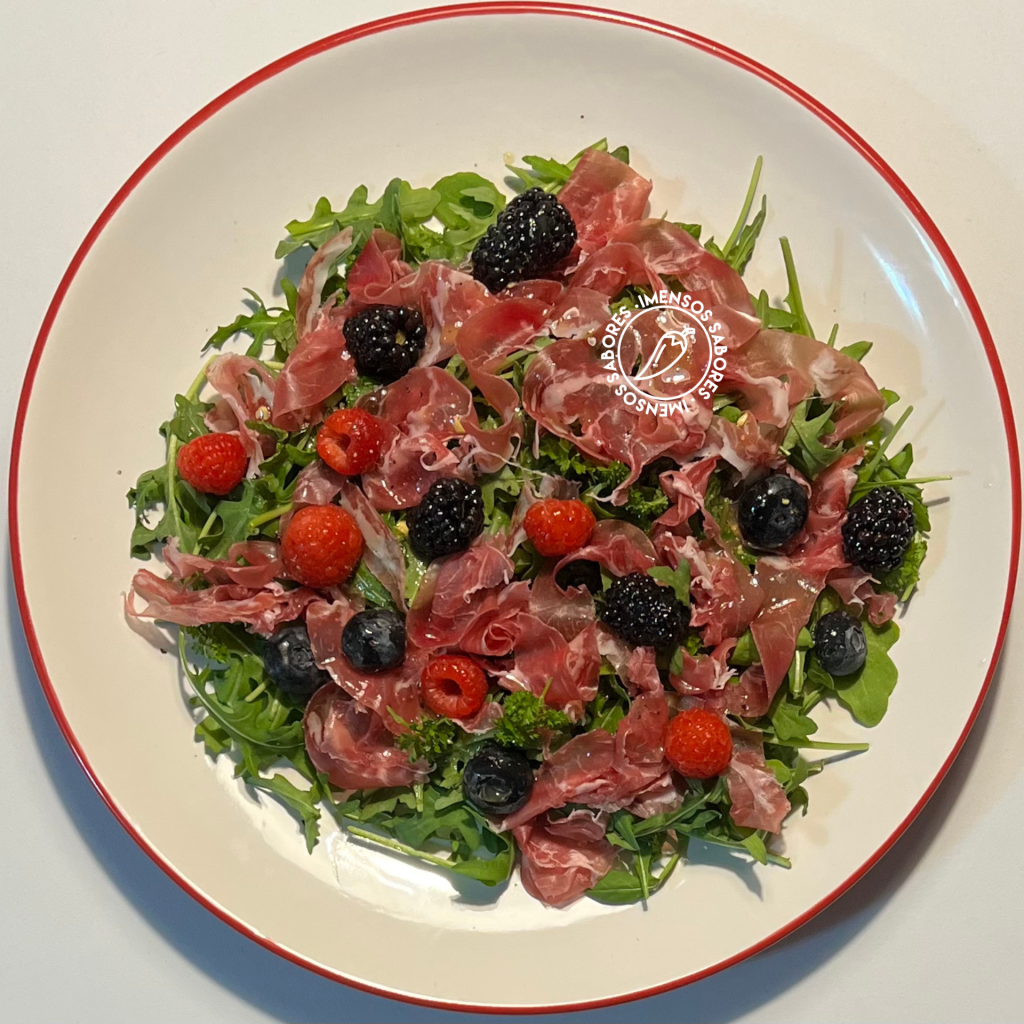 Salada de rúcula com presunto de parma e frutos vermelhos