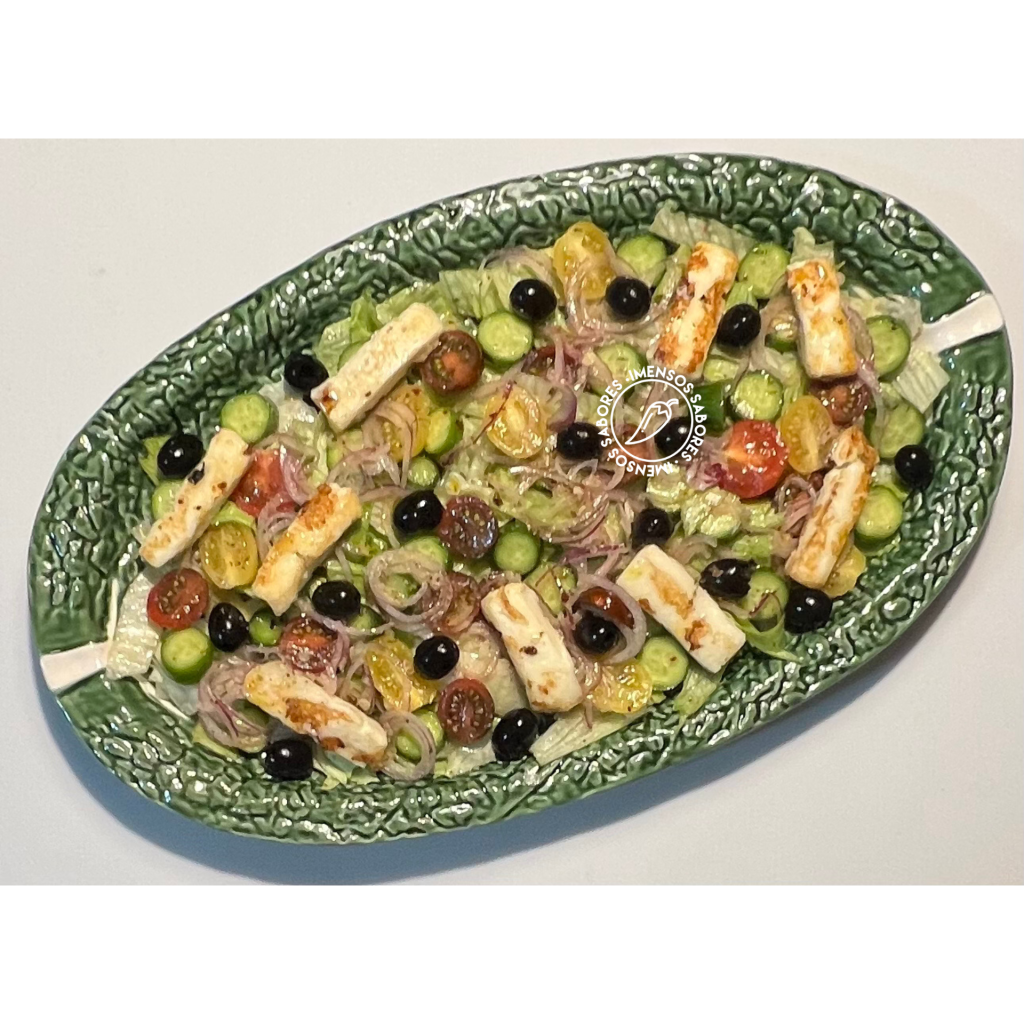 Salada campestre com queijo haloumi à grega