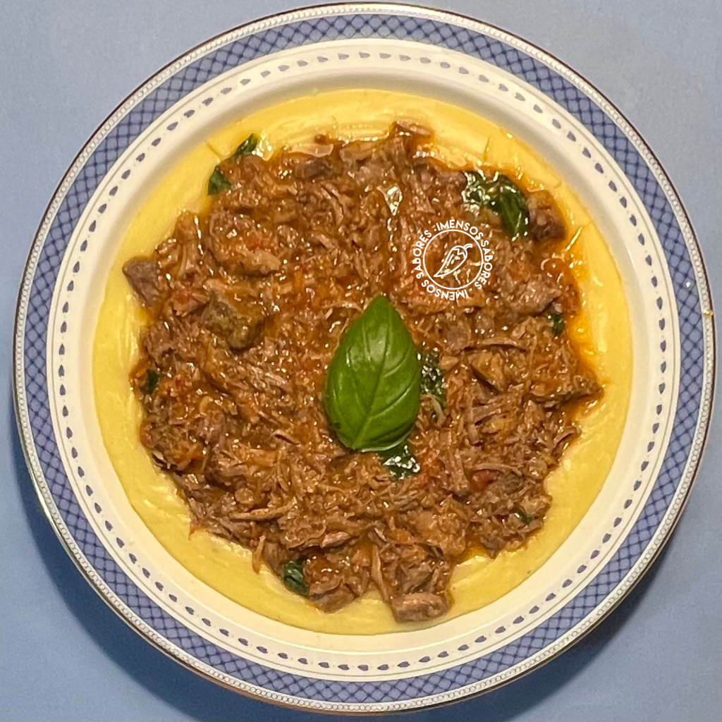 Polenta cremosa com ragu de ossobuco