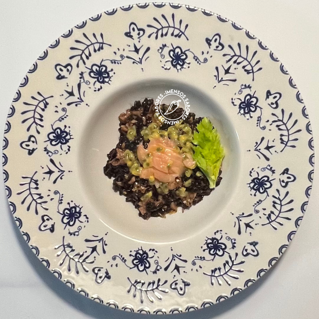 Arroz negro com salmão defumado (fumado) e maracujá fresco