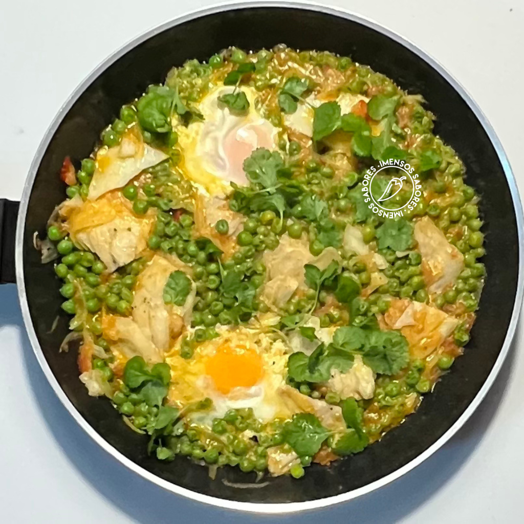 Bacalhau com ervilhas e ovos escalfados