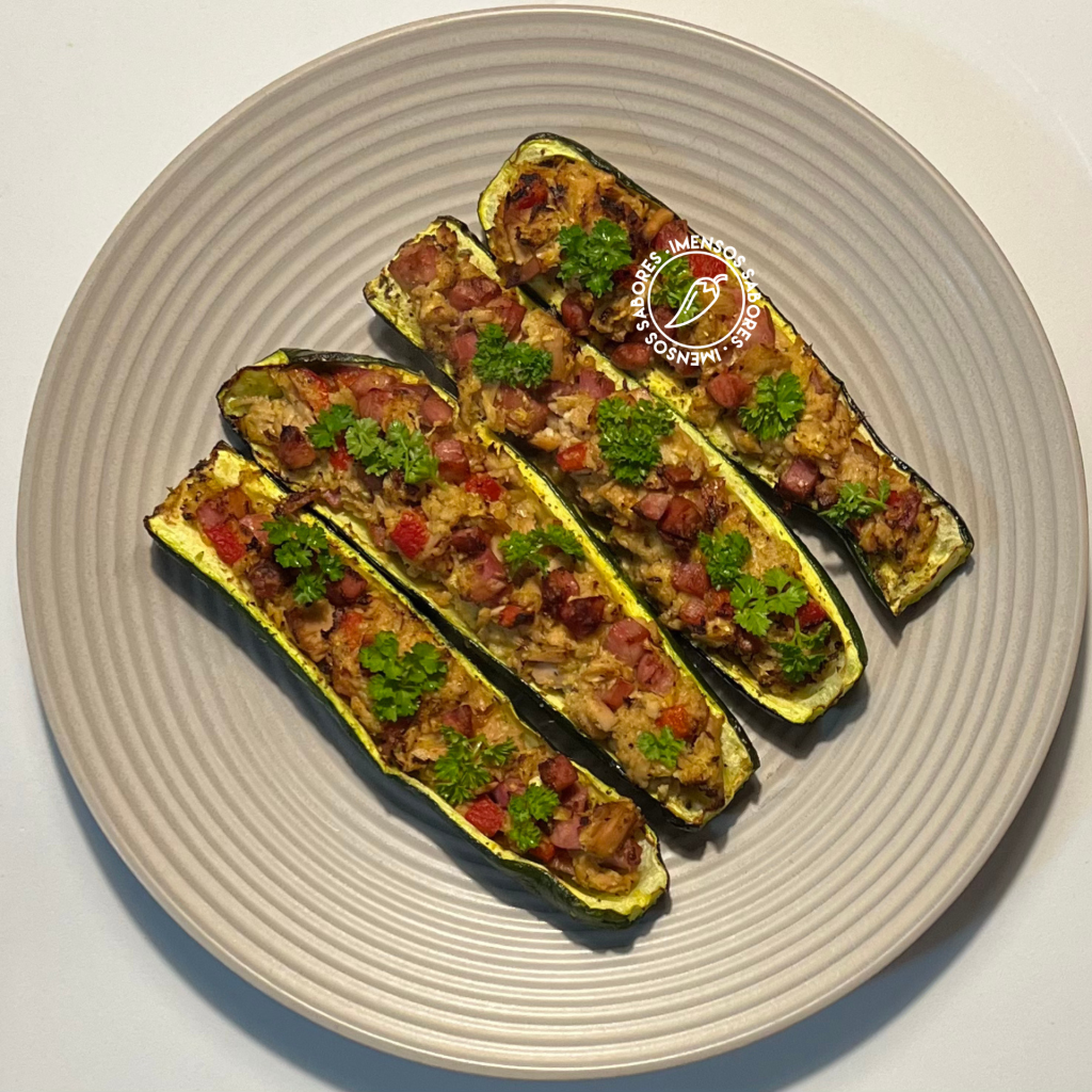 Abobrinha recheada com atum e bacon