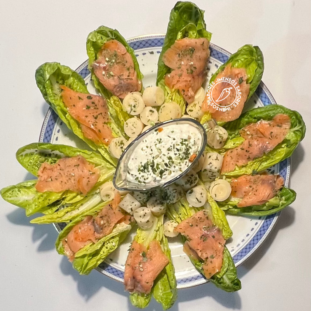 Salada de alface mini romana com palmito e molho de queijo cottage