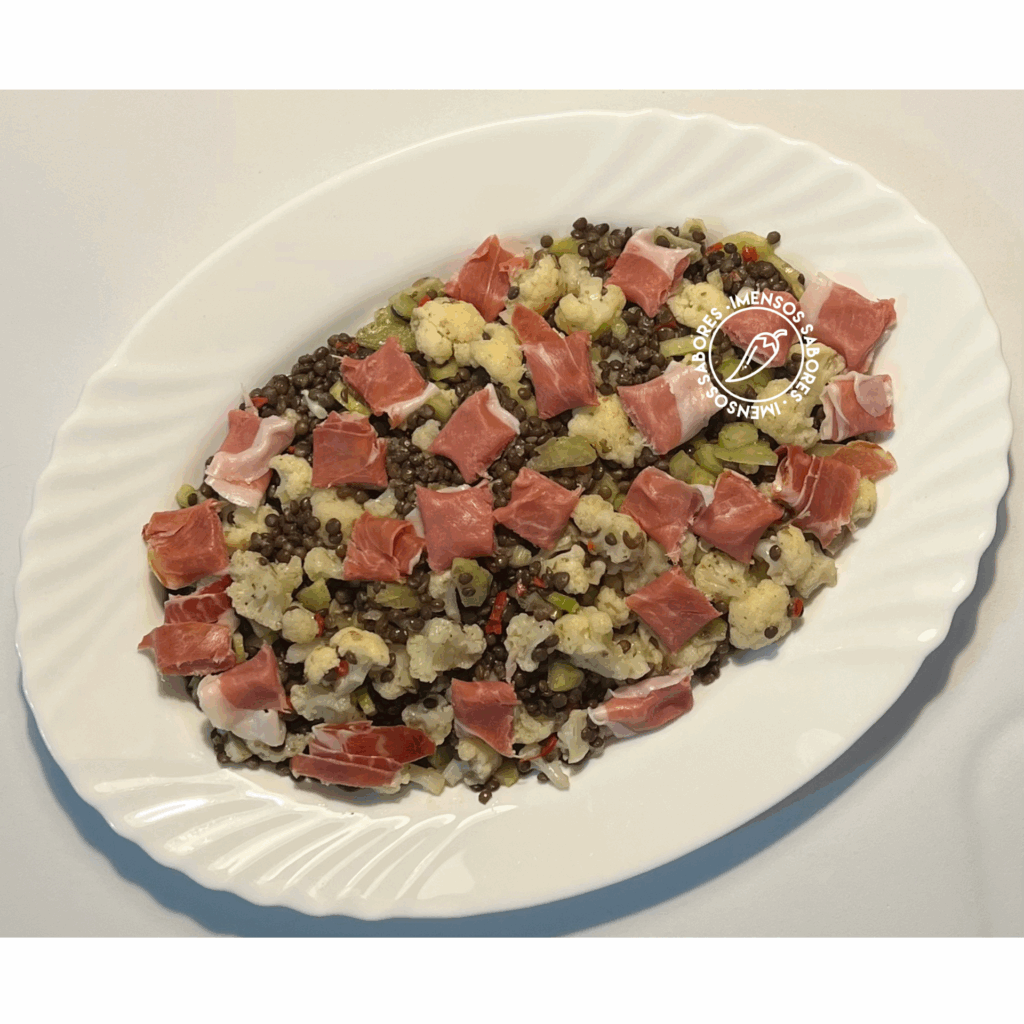 Salada de lentilha beluga (negra) com presunto serrano e couve-flor