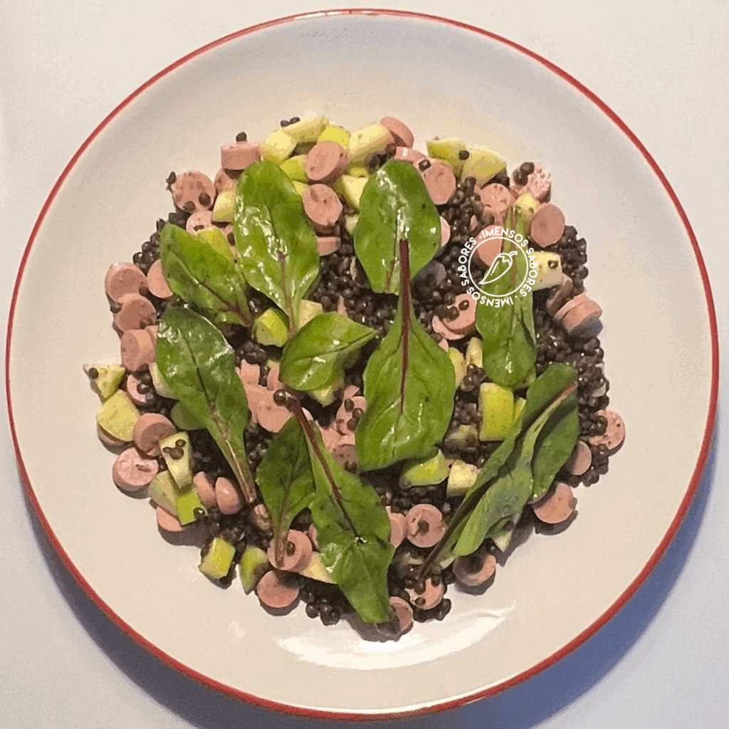 Salada de lentilha beluga (negra) com maçã verde e salsicha de peru de lata