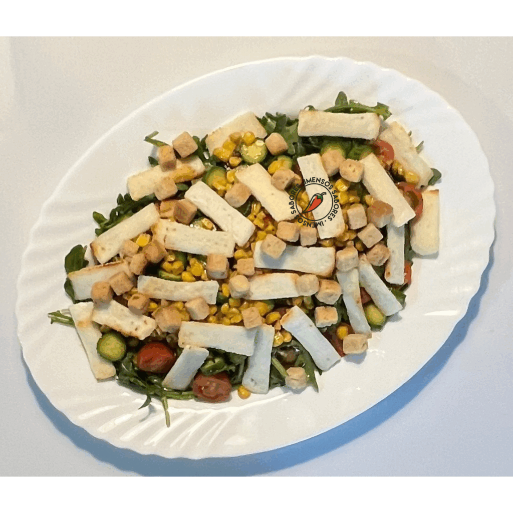 Salada de rúcula com milho, tomate cereja, pepino e queijo grelhado