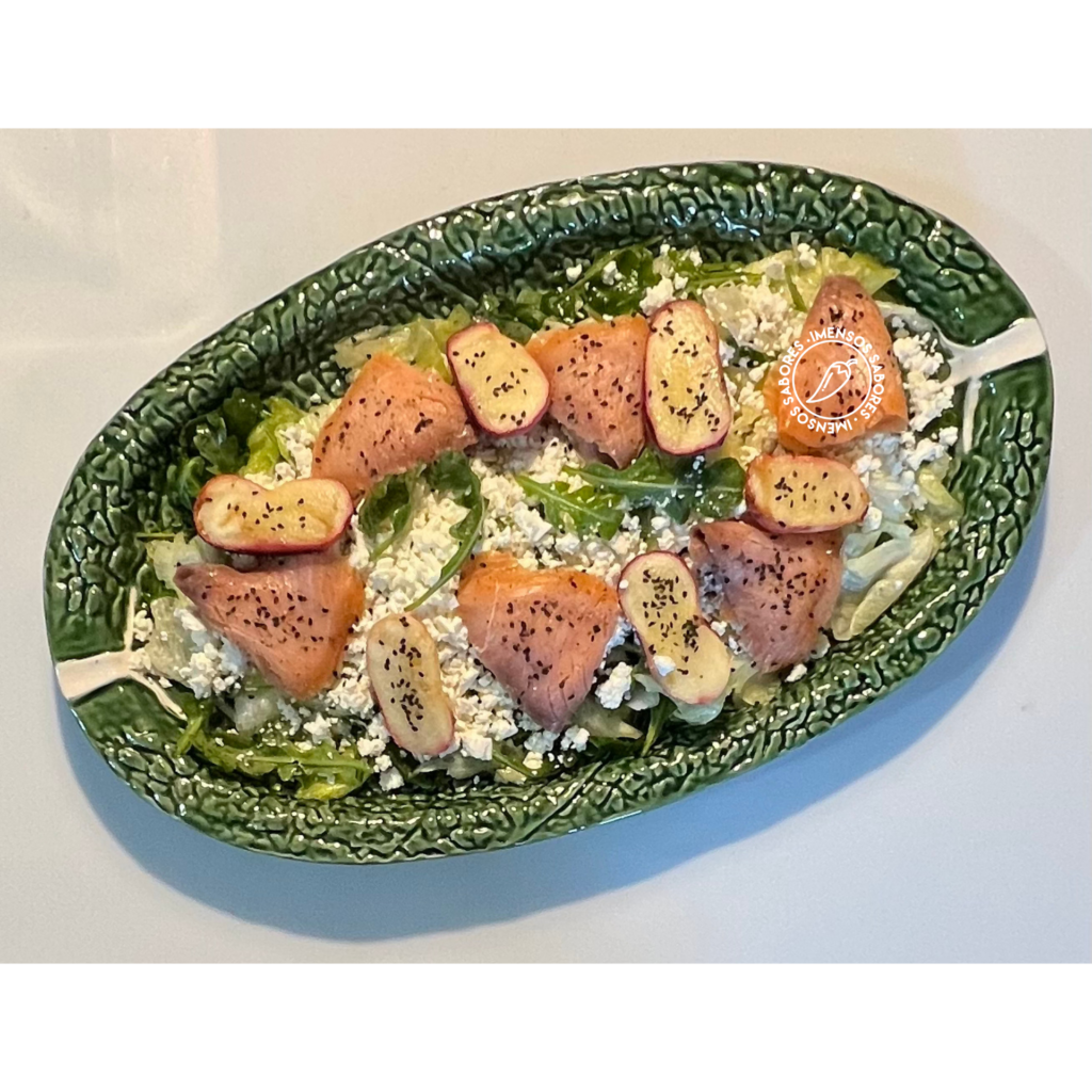 Salada de folhas com queijo feta, salmão fumado e pêssegos grelhados