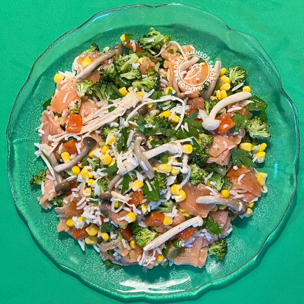 Salada de arroz com vegetais e salmão defumado (fumado)