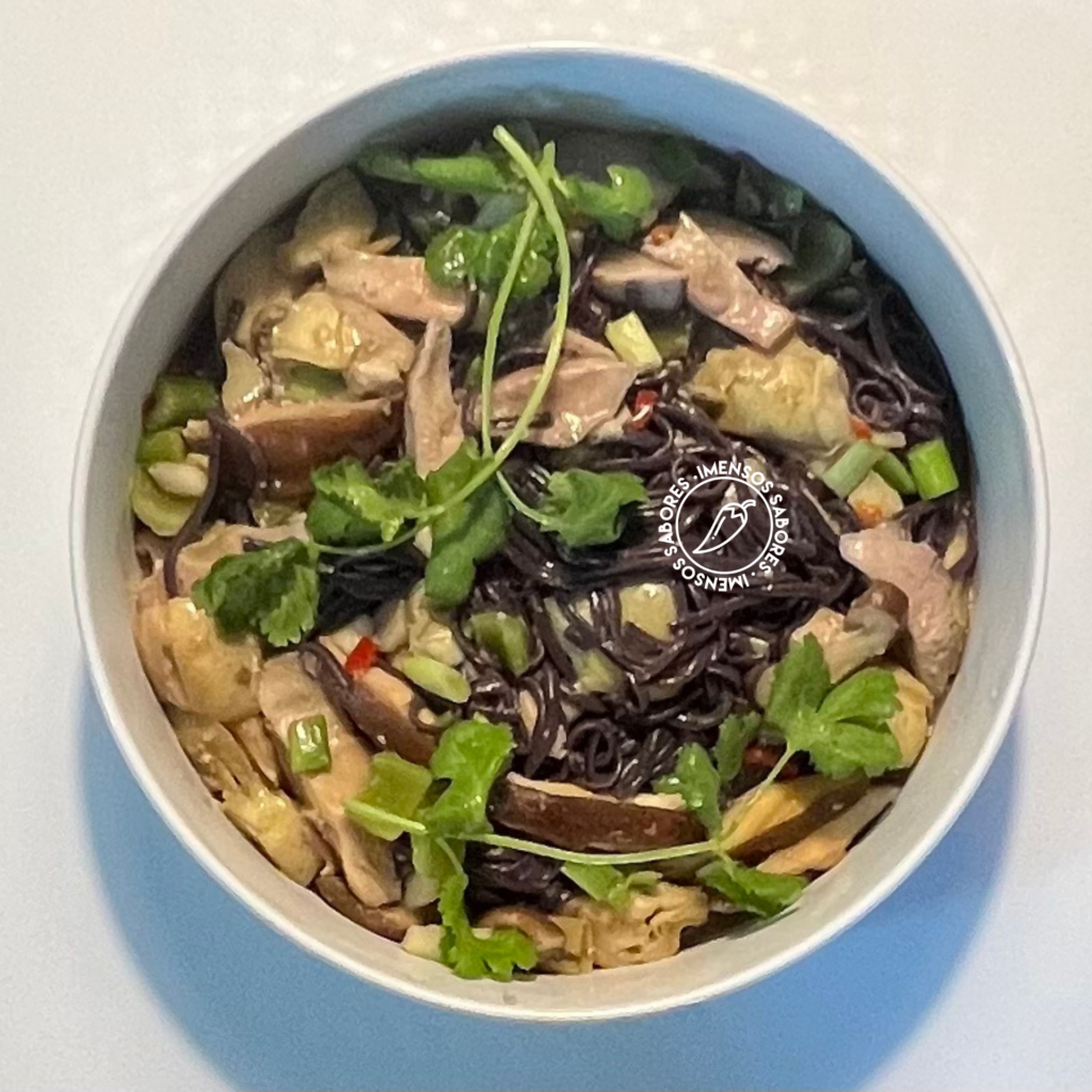 Legumes com noodles de arroz negro