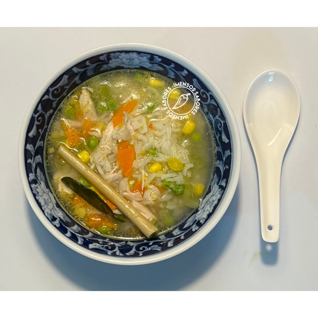 Canja de frango com arroz e toque asiático