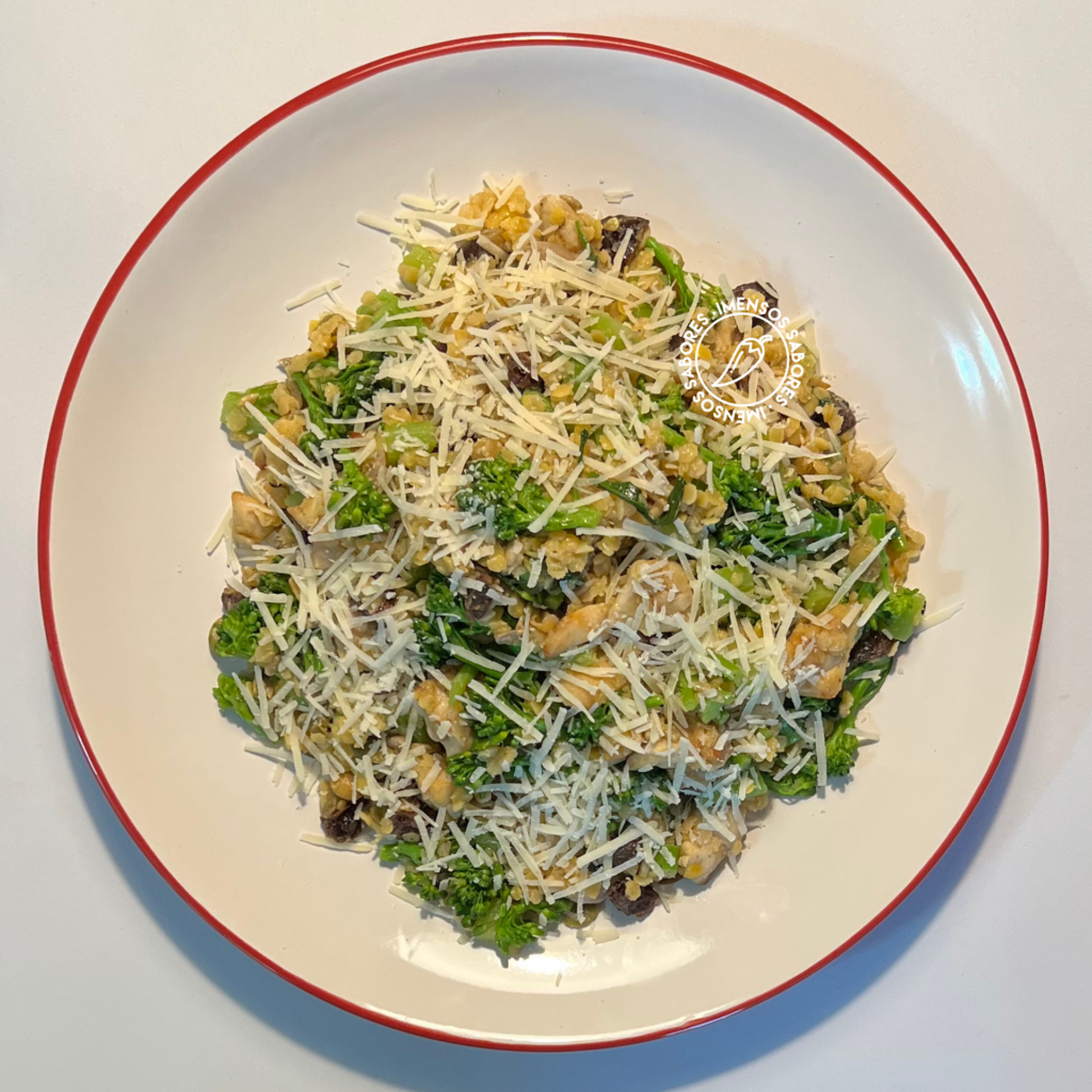 Salada de lentilha vermelha com brócolis e frango
