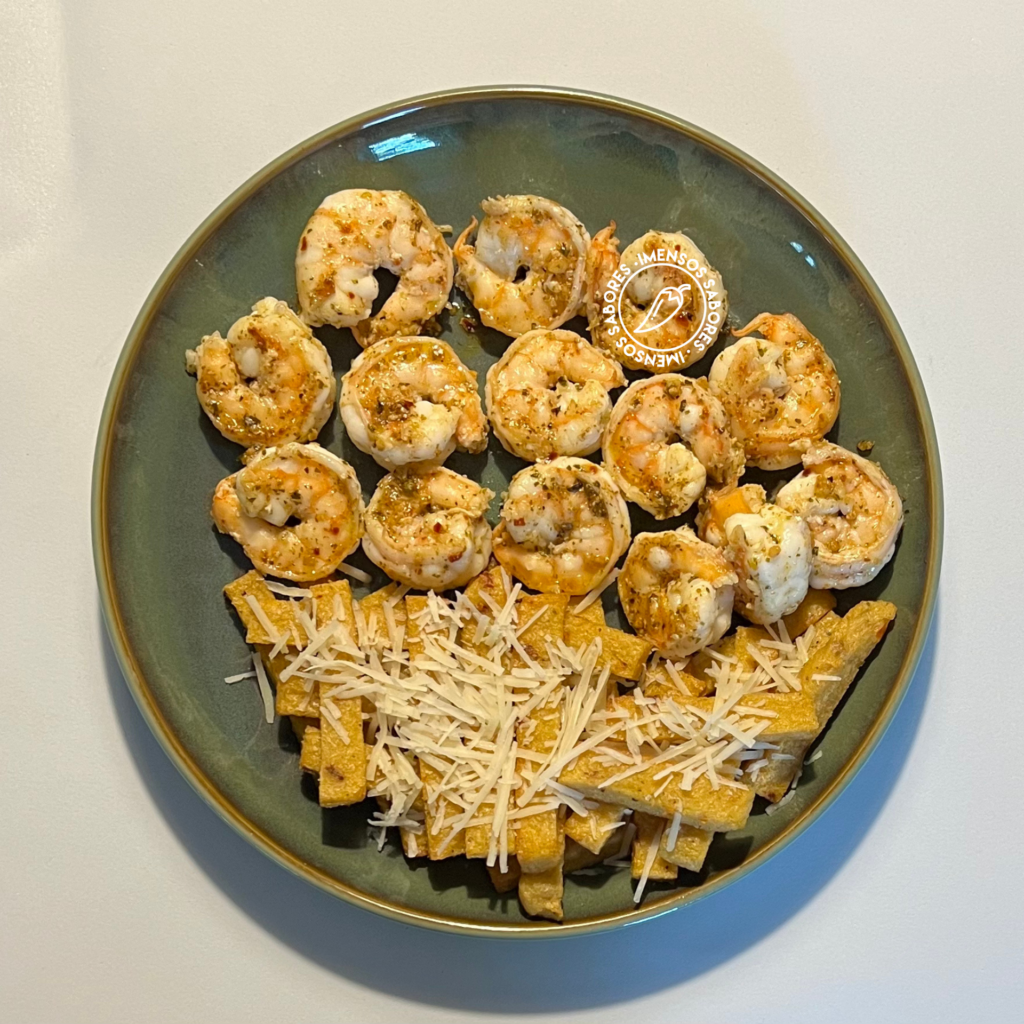 Camarões com molho chimichurri e polenta grelhada.