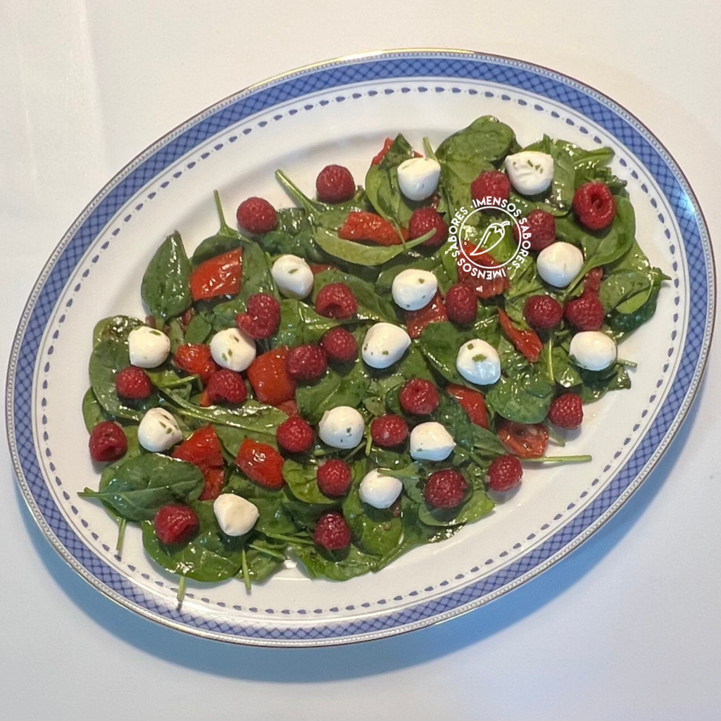 Salada de folhas de espinafre baby com tomate assado (seco)