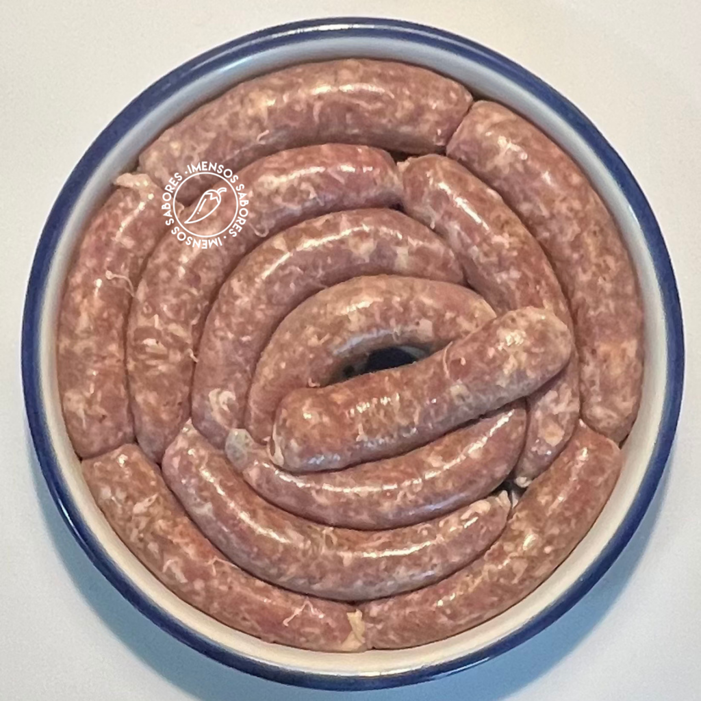 Linguiça (salsicha) caseira com condimentos para molho chimichurri
