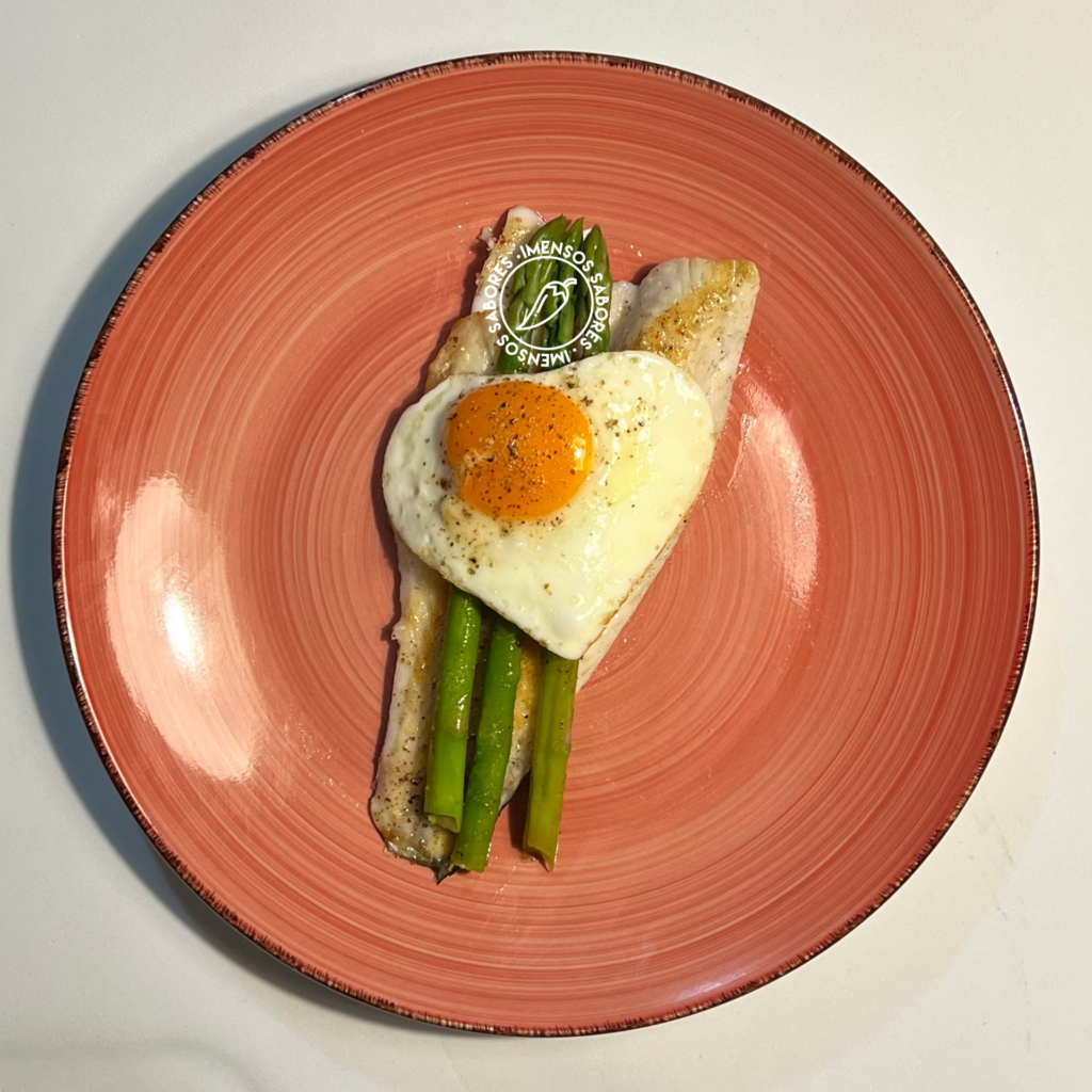 Filetes de peixe com aspargos e ovos