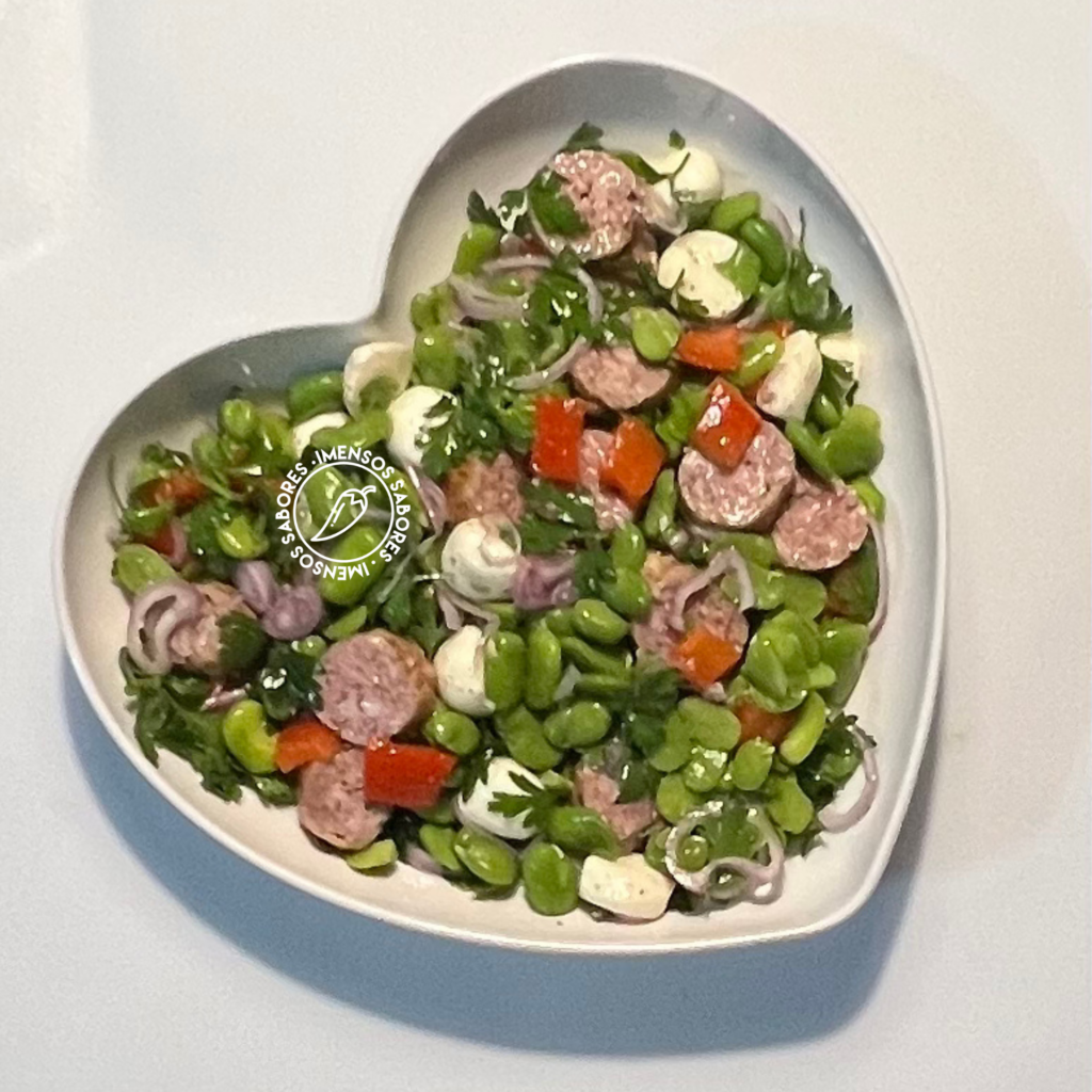 Salada de favas com linguiça (salsicha) fresca