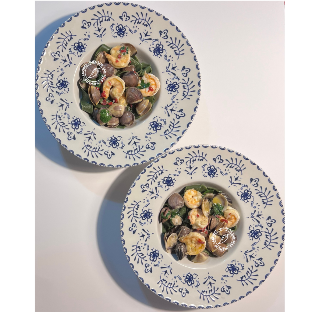 Tagliatelle de massa caseira com espirulina (spirulina), amêijoas e camarão