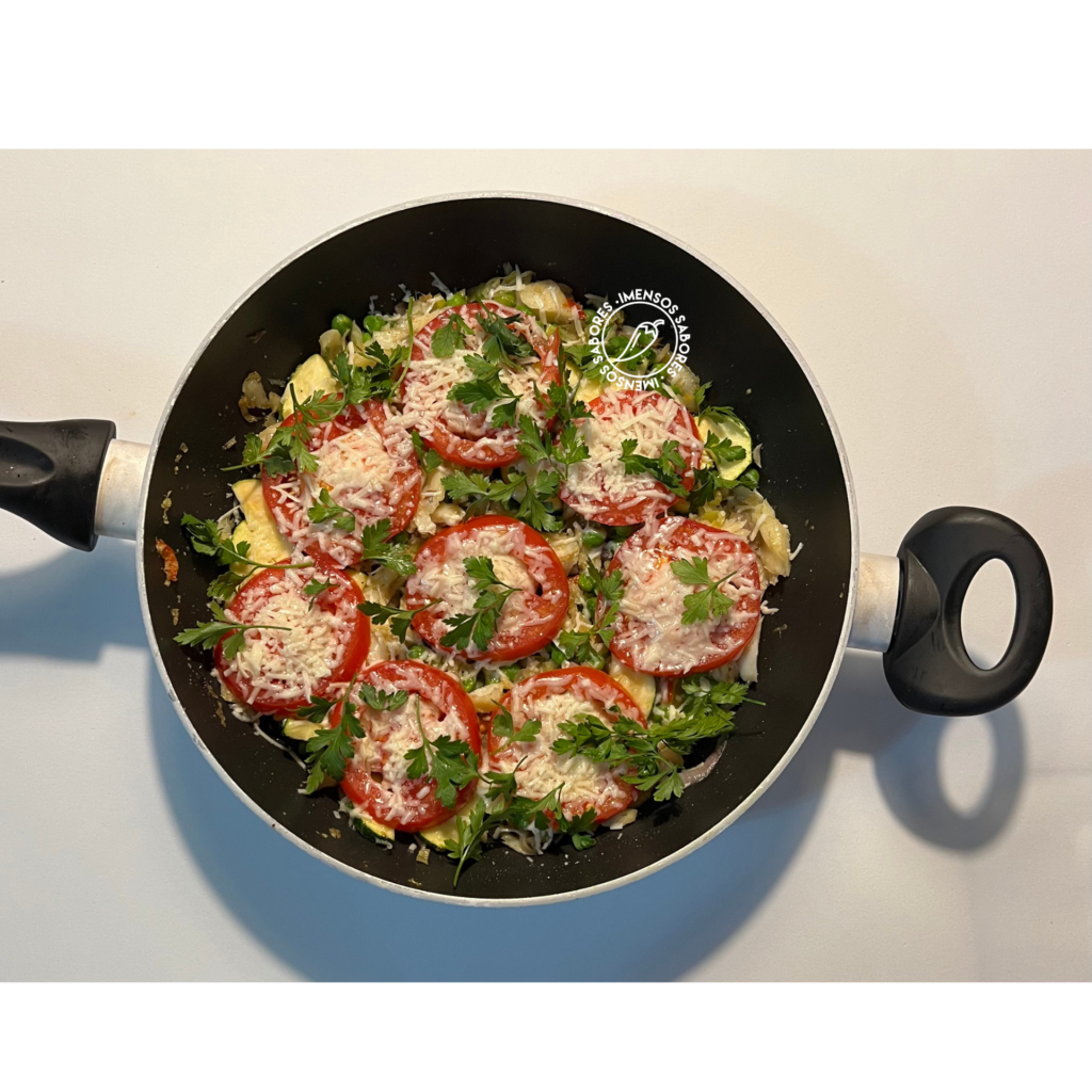 Bacalhau refogado com abobrinha verde e ervilhas